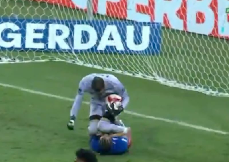 Pelea entre Cruzeiro y Atlético Mineiro en la final del Mineiro.