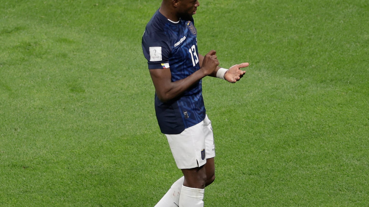 Enner Valencia de Ecuador celebra un gol hoy, en un partido de la fase de grupos del Mundial de Fútbol Qatar