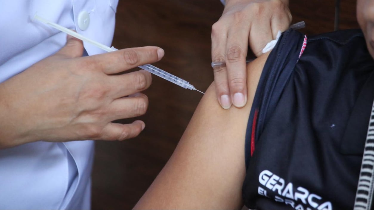 Vacunación oportuna y vigilancia epidemiológica activa