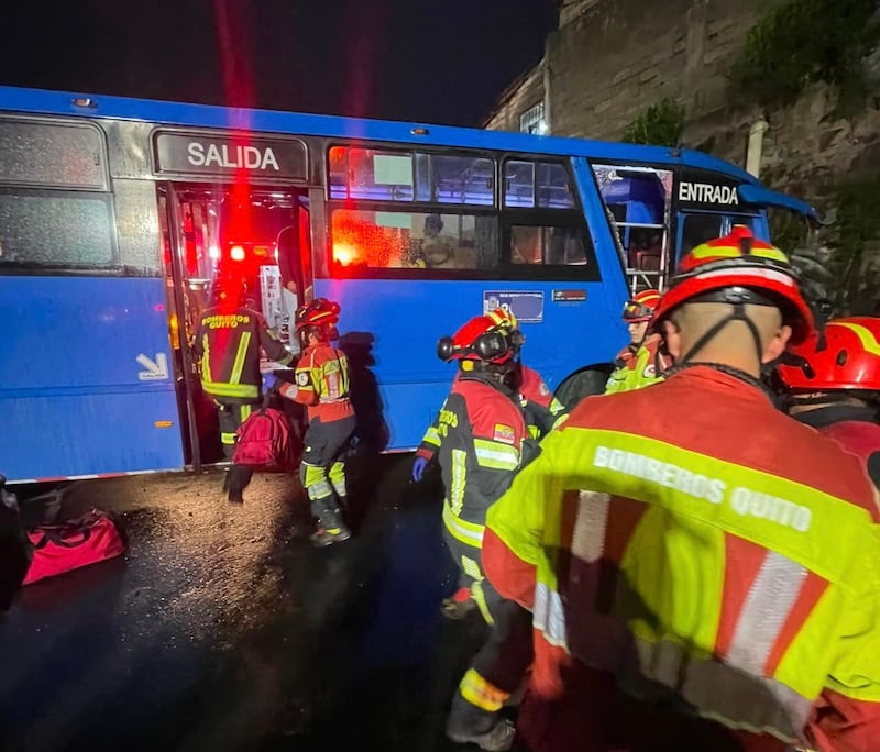 Bus chocó contra un muro al sur de Quito.