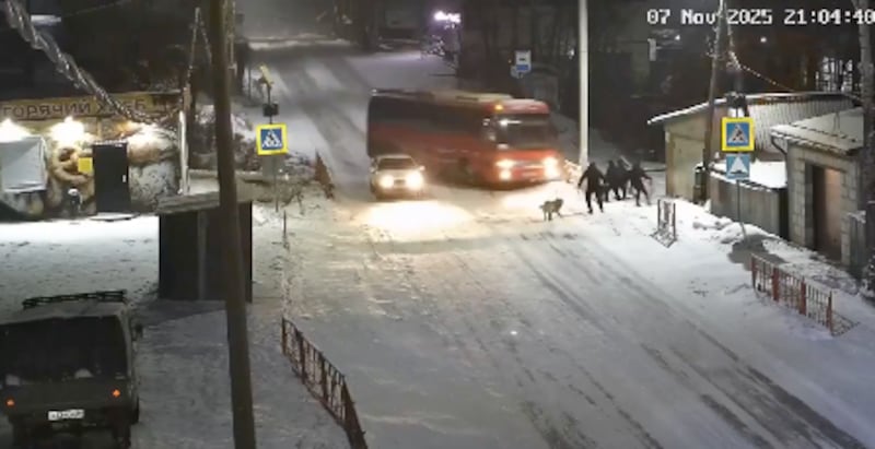 El autobús se estrelló contra un poste y estuvo a centímetros de atropellar a peatones en Rusia.