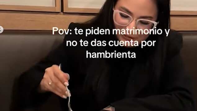 ¡Casi se come su anillo! Novio decidió esconder el anillo de compromiso en el postre