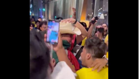 Captaron a dos hinchas mexicanos en el banderazo de Ecuador en Arizona y esto pasó