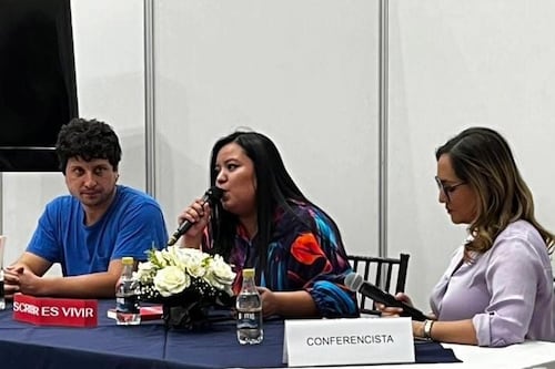 La periodista Karol Noroña regresó a Ecuador en medio del exilio y presentó su primer libro en Quito