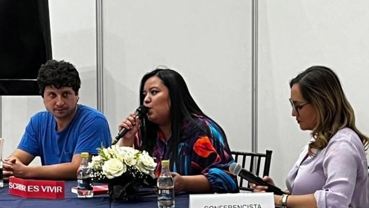 La periodista Karol Noroña regresó a Ecuador en medio del exilio y presentó su primer libro en Quito