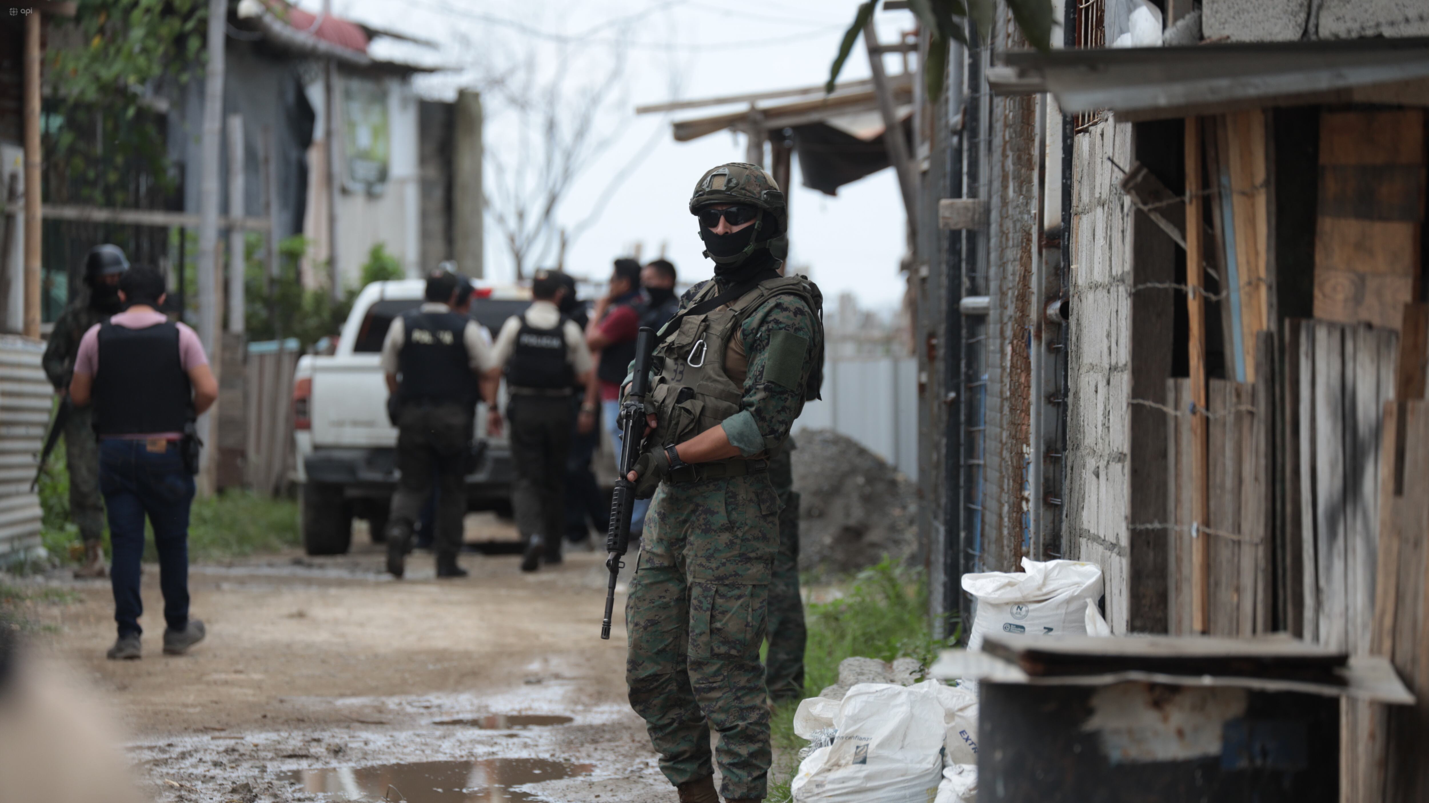 Durán, jueves 01 de febrero del 2024
Esta tarde en un sector del cantón Durán, conocido como la "chanchera" la Policía Nacional con la ayuda de las Fuerzas Armadas realizaron un operativo de intervención, allanando varias casas, el resultado final fue el decomiso de municiones de corto y largo alcance, armas y droga.
Fotos: César Muñoz/API