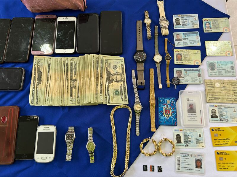 Policía incauta 34 celulares, laptops y dinero en efectivo en el operativo.