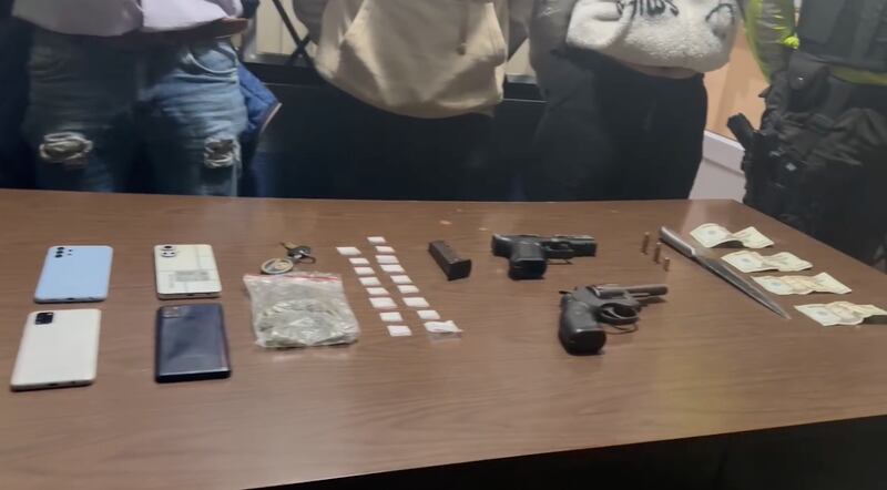 Delincuentes se robaron una buseta en el norte de Quito; pese a que intentaron huir los capturaron.