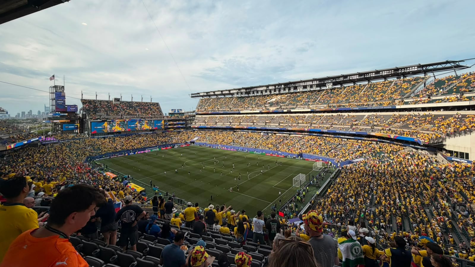 El estadio es amarillo total minutos antes del inicio del debut ecuatoriano ante Costa de Marfil.