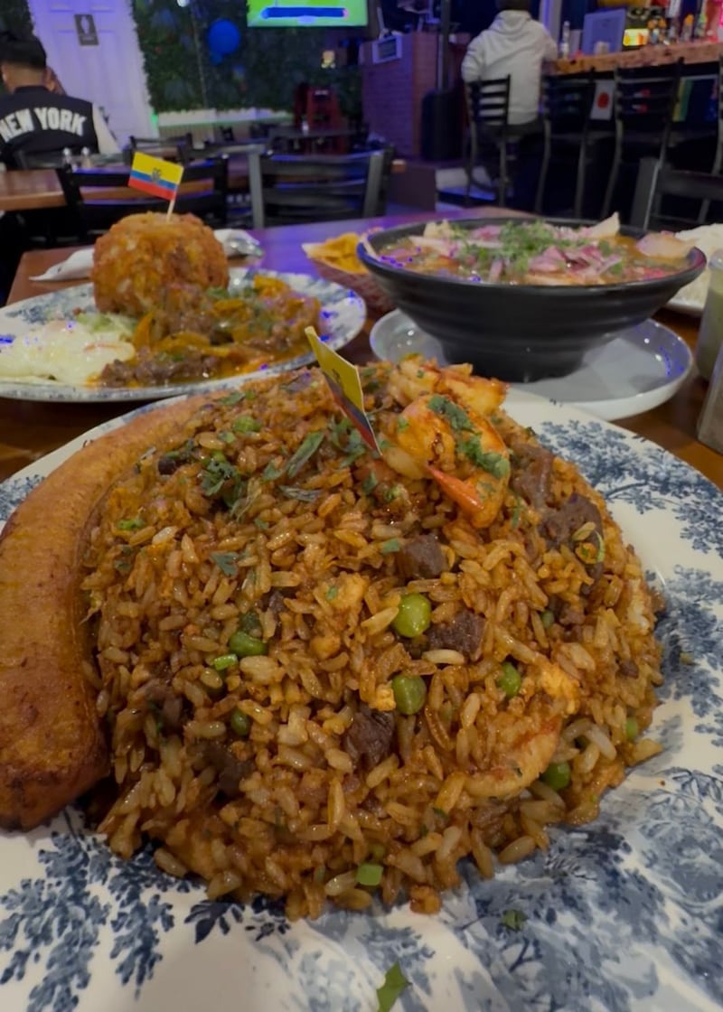 El costo de un encebollado y bolón de verde en Queens