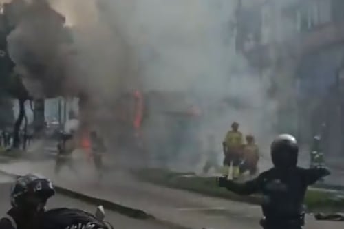 Quito: Bus se incendió en la av. Mariscal Sucre tras choque con motocicleta