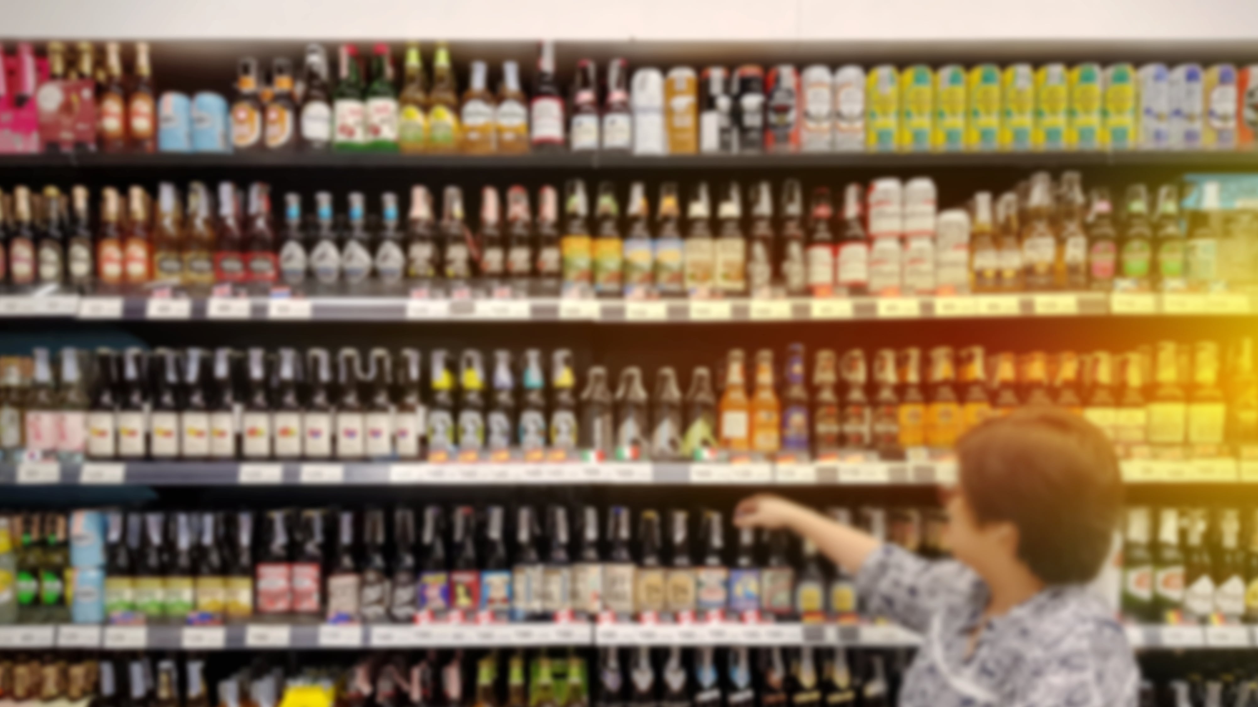 Imagen de una persona comprando bebidas