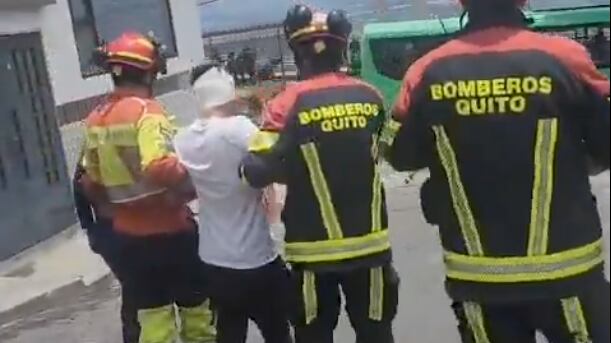 Una persona herida tras incidentes en san Miguel del Común, en Quito: Bomberos atendió la emergencia