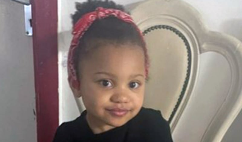 Madre es acusada de incendiar su casa y matar a su hija de 4 años