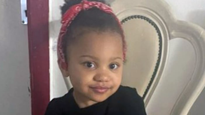 Madre es acusada de incendiar su casa y matar a su hija de 4 años