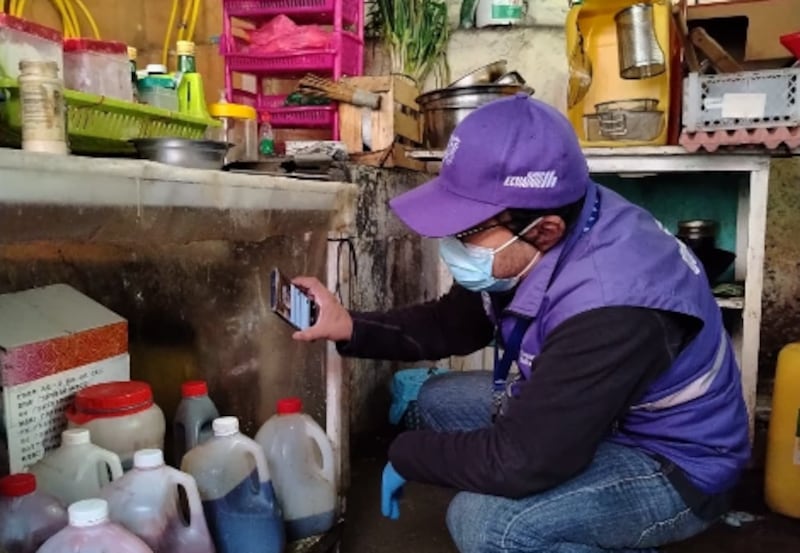 Arcsa clausuró un chifa en Cuenca tras detectar cucarachas, babosas y un roedor en el área de preparación de alimentos.