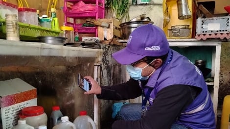 Arcsa clausuró un chifa en Cuenca tras detectar cucarachas, babosas y un roedor en el área de preparación de alimentos.
