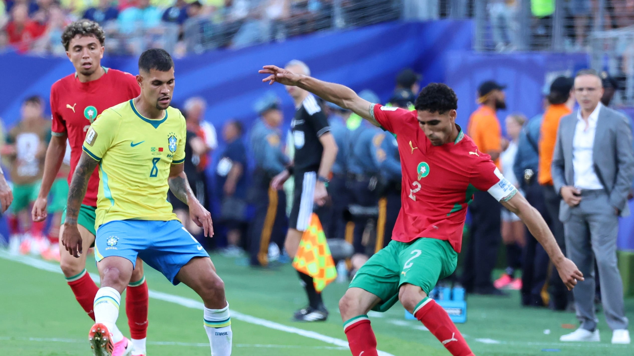NEW JERSEY (United States), 14/06/2026.- Bruno Guimaraes of Brazil (L) in action against Achraf Hakimi of Morocco (R) during the FIFA World Cup 2026 group stage match Brazil against Morocco, in East Rutherford, New Jersey, USA, 13 June 2026. (Brasil, Marruecos) EFE/EPA/OLGA FEDOROVA