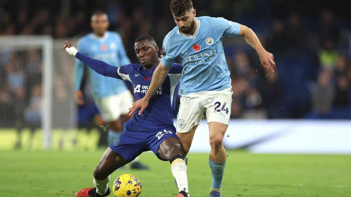 Moisés Caicedo con el Chelsea vs el Manchester City