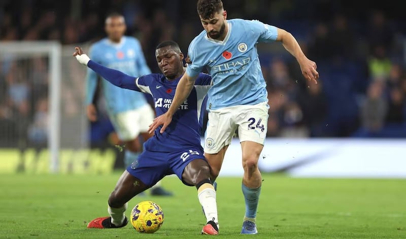 Moisés Caicedo con el Chelsea vs el Manchester City