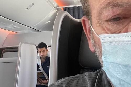 Novak Djokovic es captado en un avión sin cubrebocas