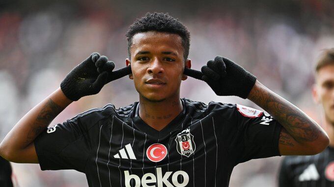 Kenny Arroyo festeja su gol con el Besiktas de Turquía