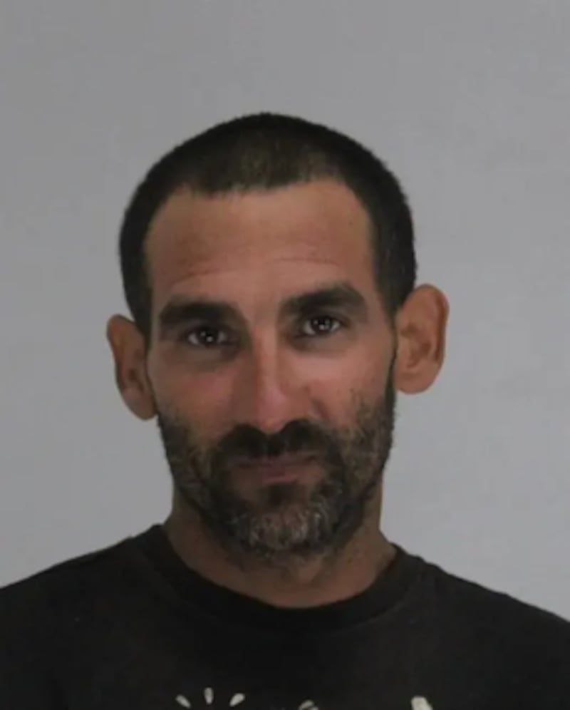Horror en Dallas: hombre decapita al gerente de un motel