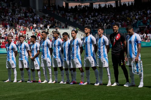 Selección argentina se lleva ensordecedora pifia de franceses en su debut en los Juegos Olímpicos