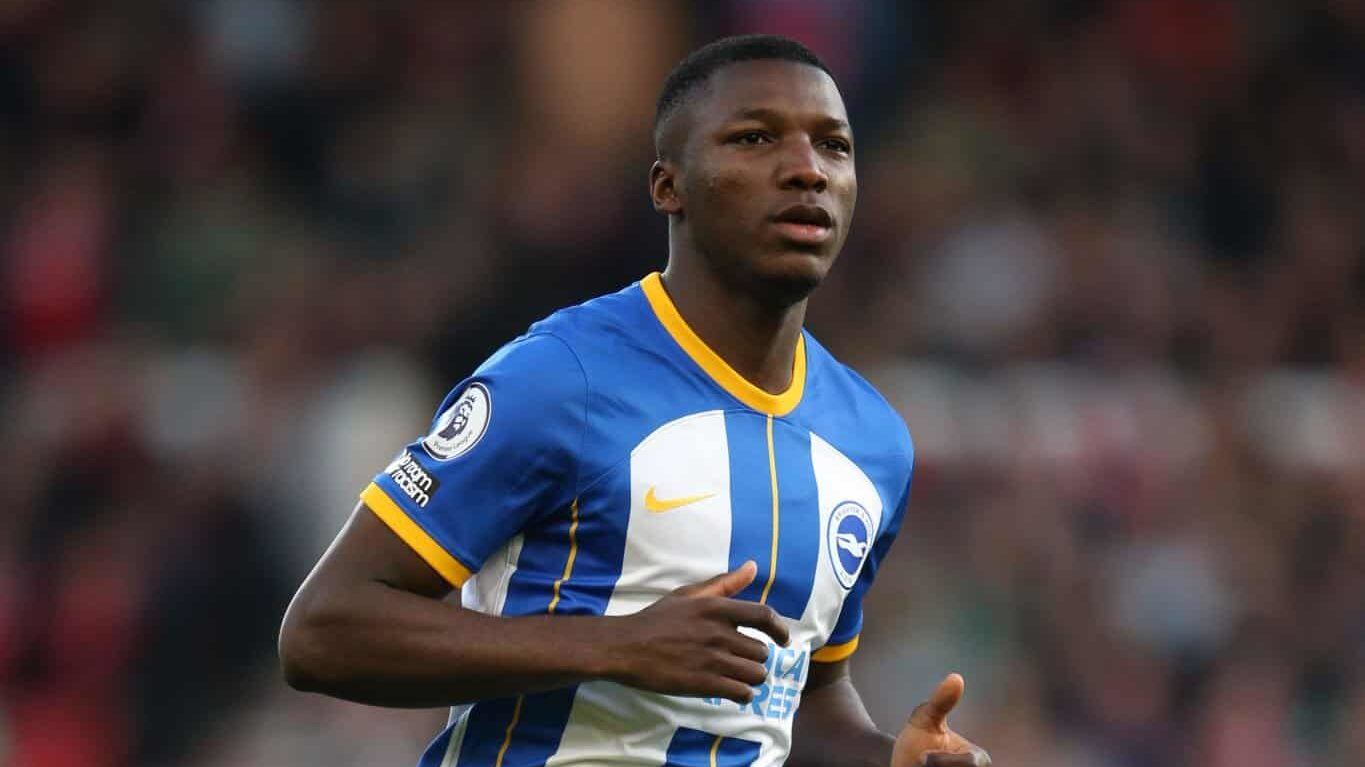 Moisés Caicedo con el Brighton de Inglaterra