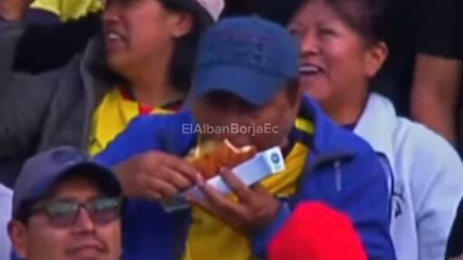 Hincha comió su hot-dog para celebrar su gol