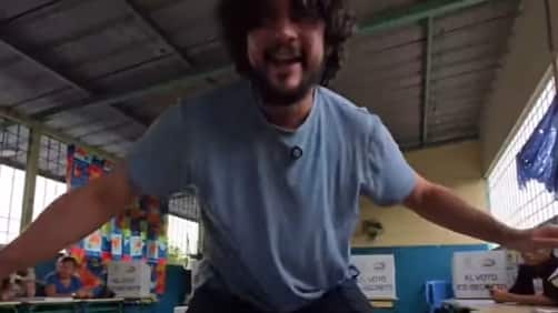 Loco Crespo pasó un riesgo al grabar su voto.