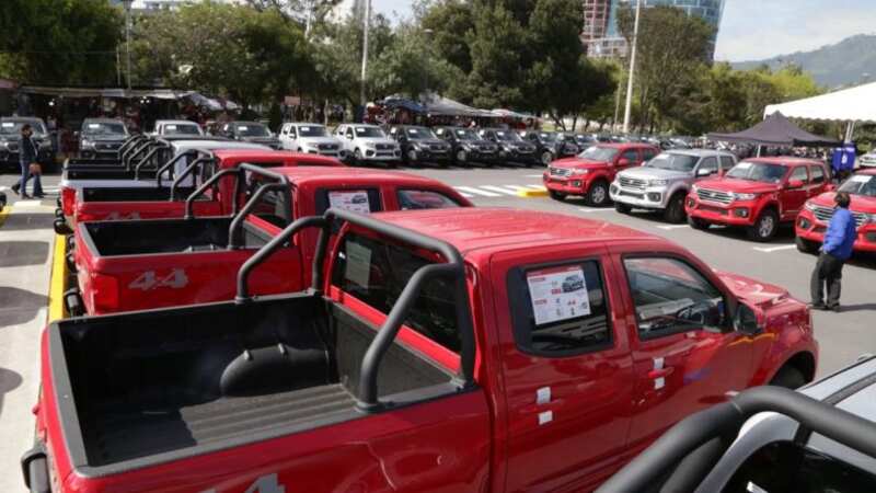 Quito: así fue cómo robaron tres camionetas del Municipio en Miraflores