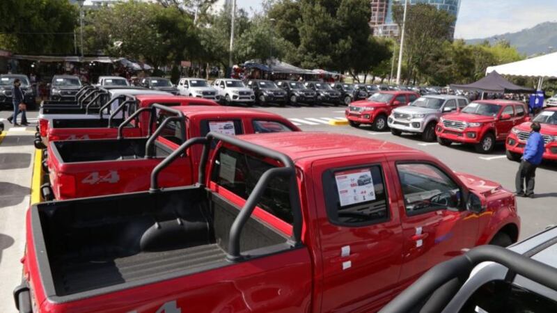 Quito: así fue cómo robaron tres camionetas del Municipio en Miraflores