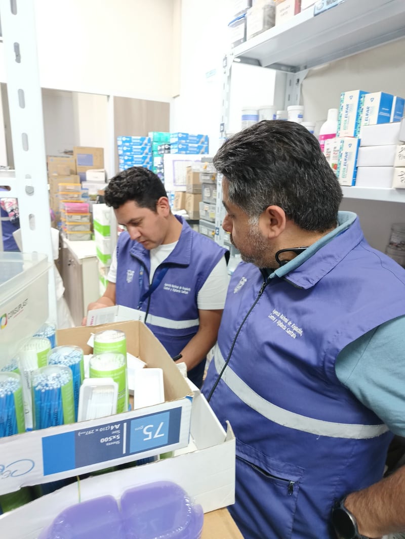 Arcsa clausuró una comercializadora en Cuenca tras detectar dispositivos médicos sin registro sanitario.