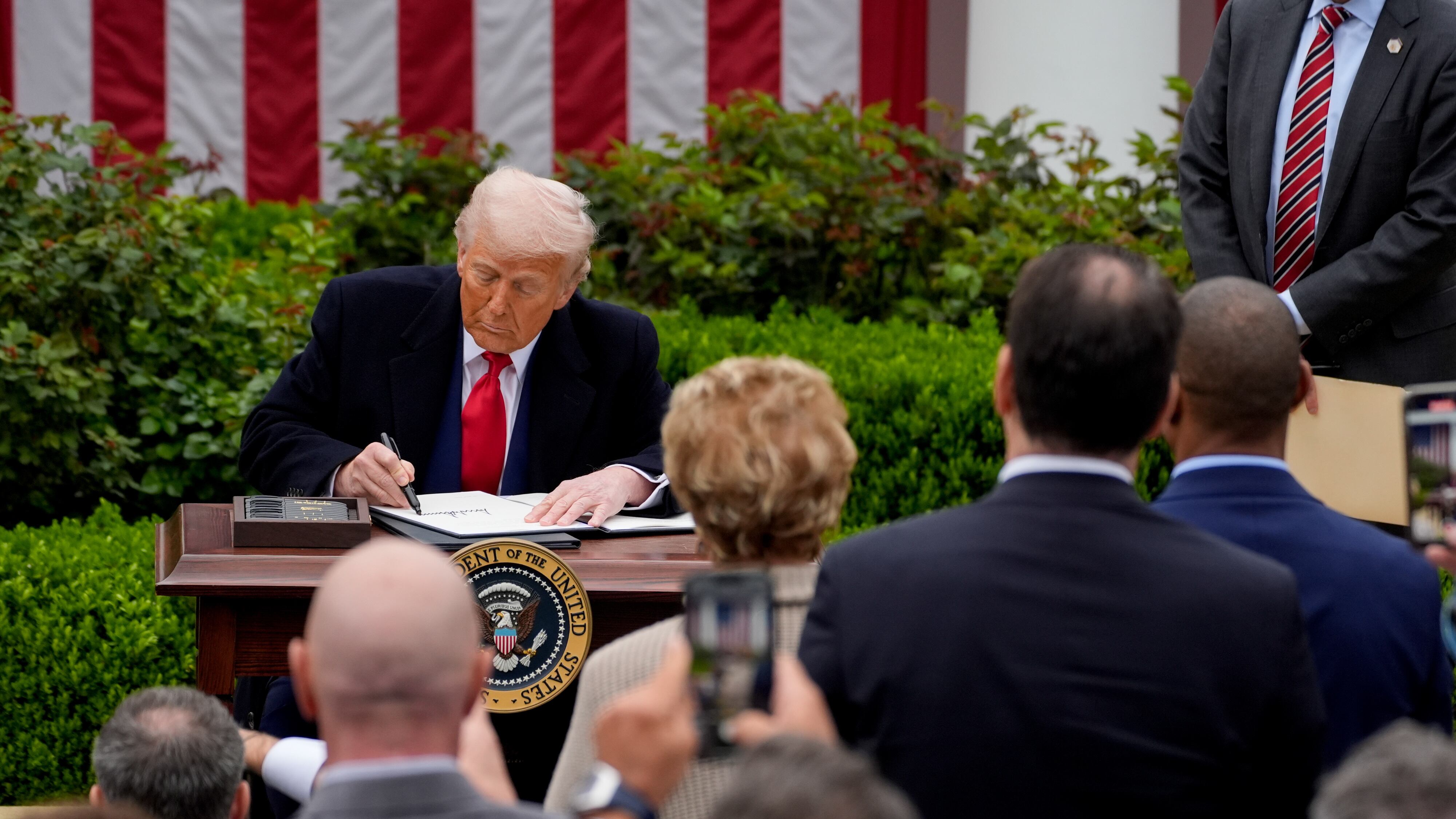 El presidente estadounidense, Donald Trump, firma una orden ejecutiva durante un anuncio de aranceles en el Jardín de las Rosas de la Casa Blanca en Washington, D.C.