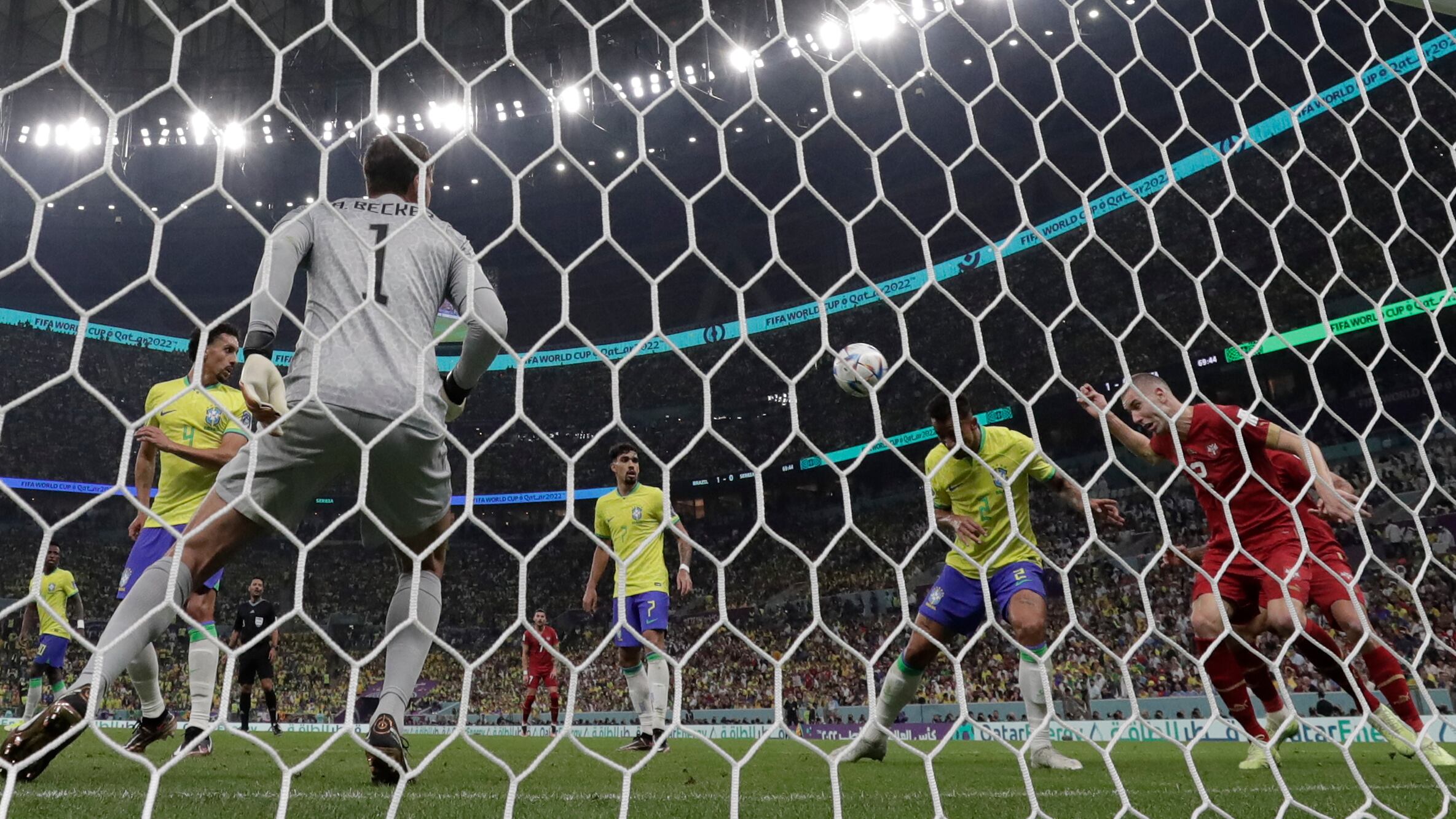 Danilo de Brasil disputa un balón con Strahinja Pavlovic de Serbia