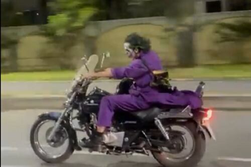 Captan a un ‘Joker’ recorriendo en moto la vía a Samborondón