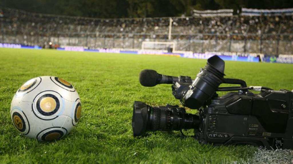 Camara de video con un balón de fútbol - derechos de tv