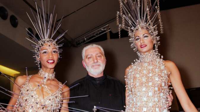 Paco Rabanne a los 5 años se mudó a Francia con su familia tras el asesinato de su padre.