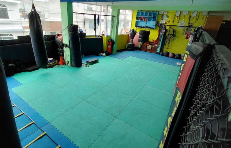 Clausuran gimnasio donde se realizaban peleas clandestinas en el norte de Quito: investigan la muerte de un adolescente. Foto: AMC
