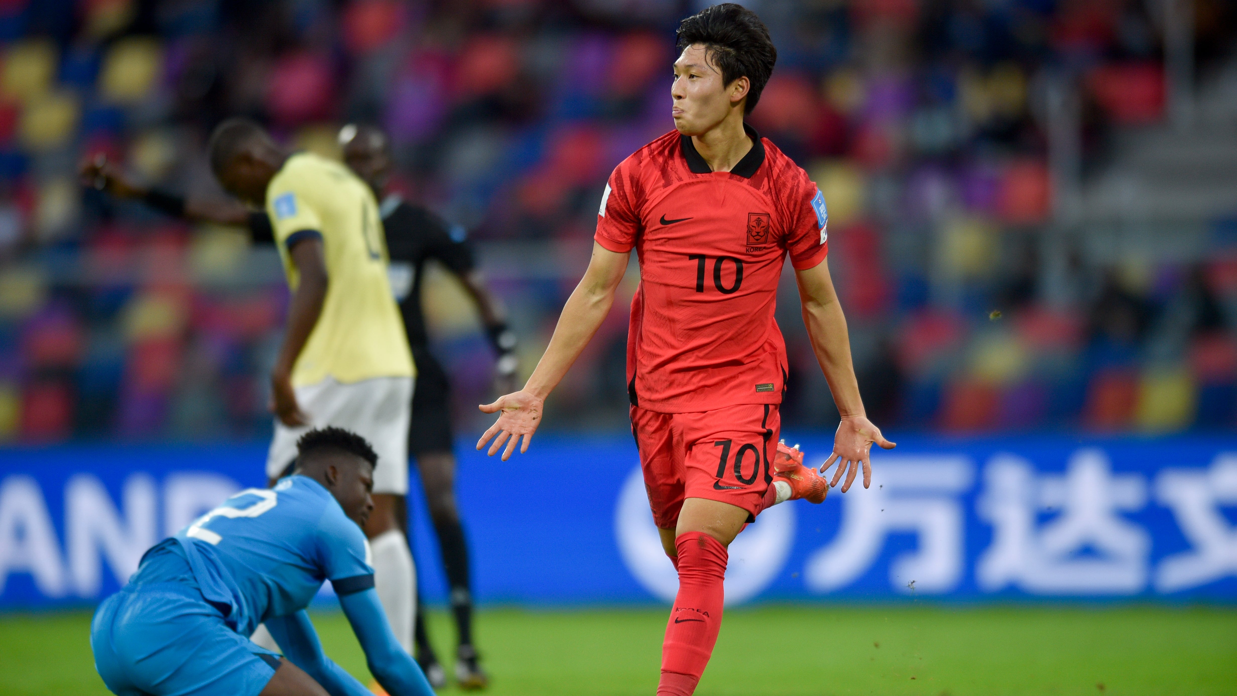 Bae Jun-ho festeja el segundo gol de Corea del Sur ante Ecuador