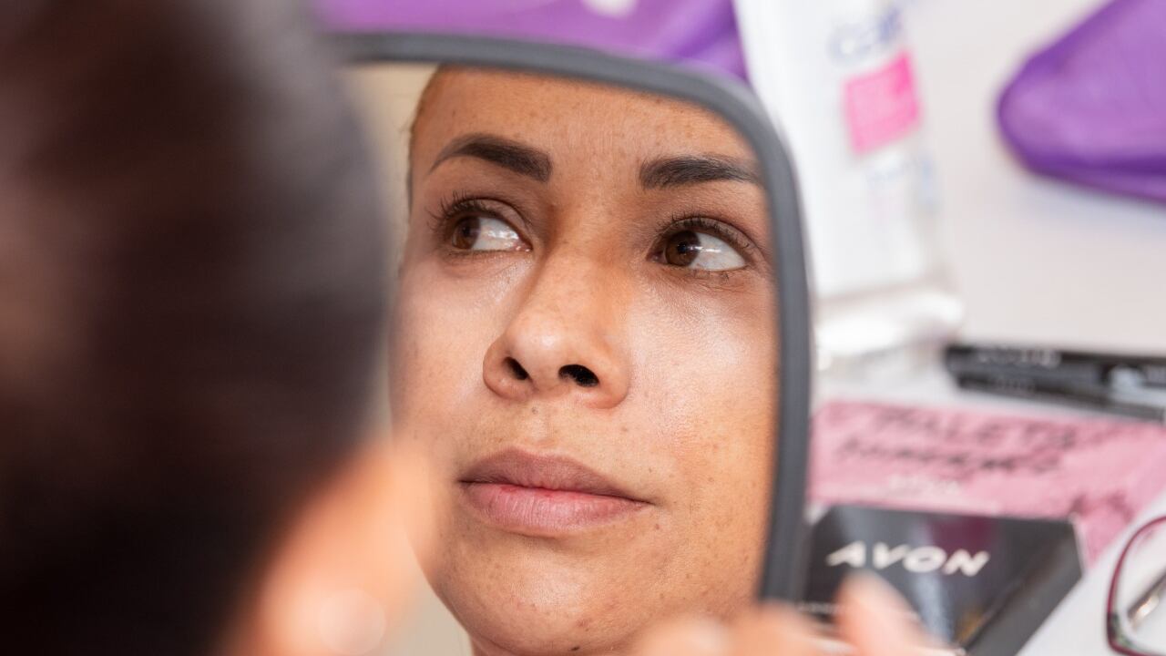 Taller donde mujeres diagnosticadas con cáncer recibieron una clase maestra de automaquillaje