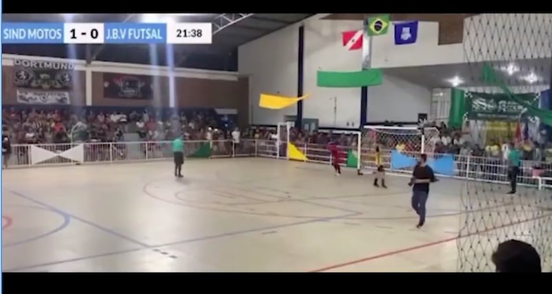 Arquero muere tras atajar un penal en torneo amateur de futsal