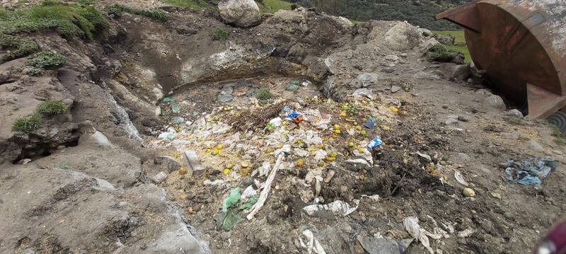 Botadero de basura clandestino en la zona Dos Chorreras vía al Parque Nacional El Cajas