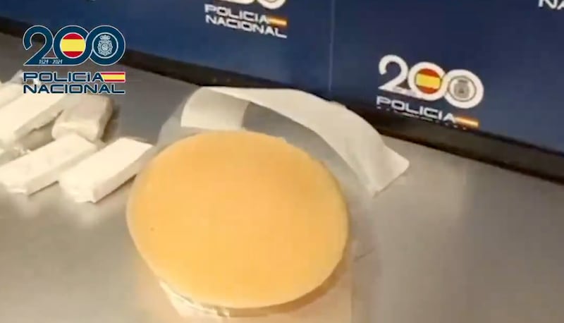 Vientre falso usado por una pasajera para ocultar más de dos kilos de cocaína.