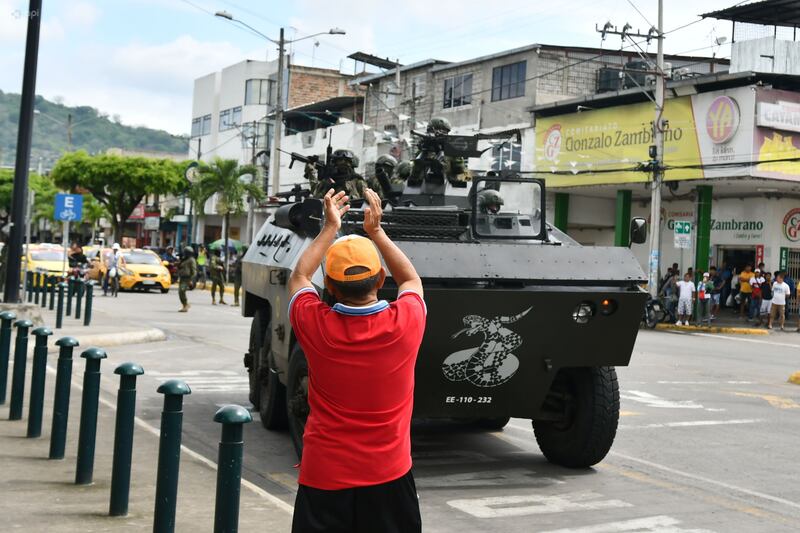 Militares realizan operativos de control en las calles de Portoviejo.