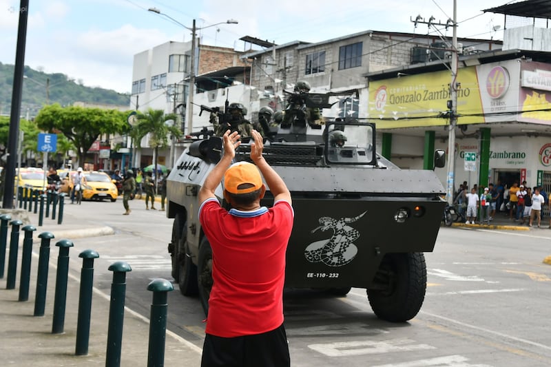 Militares realizan operativos de control en las calles de Portoviejo.
