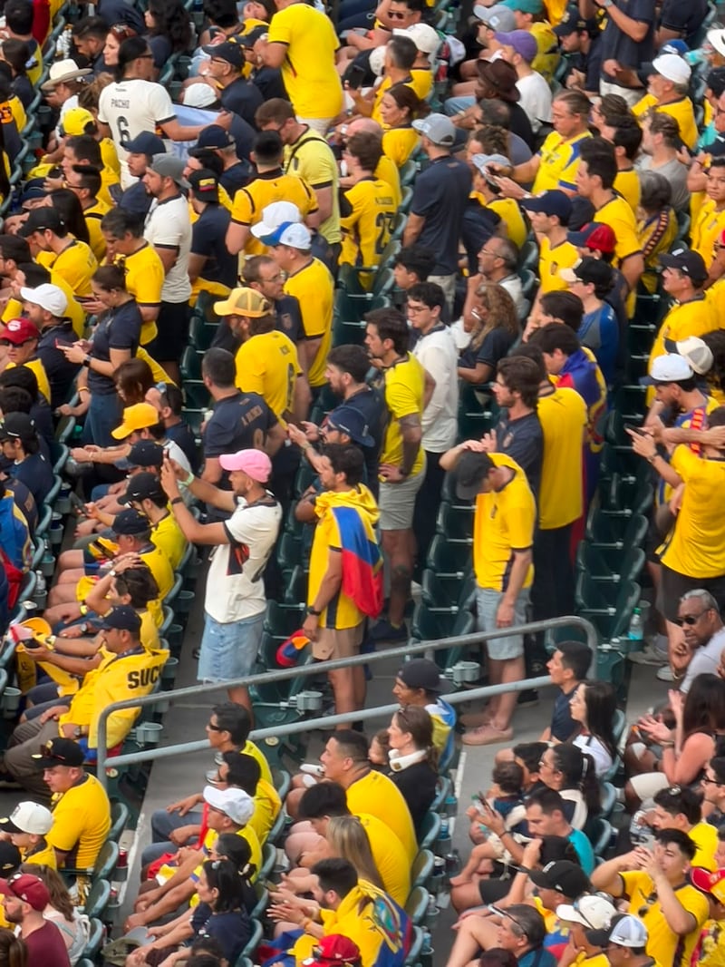 Los hinchas ecuatorianos cantan el himno del Ecuador antes del juego frente a Costa de Marfil.