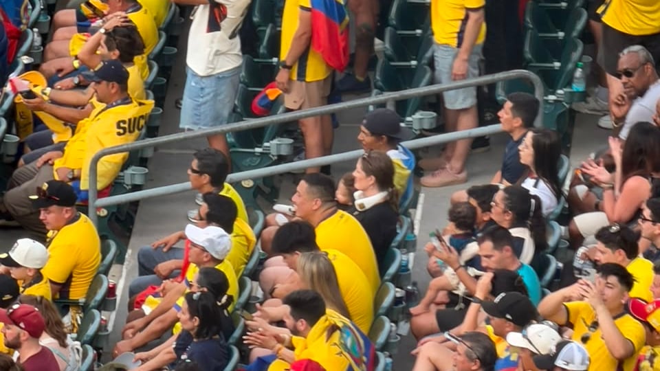 Los hinchas ecuatorianos cantan el himno del Ecuador antes del juego frente a Costa de Marfil.