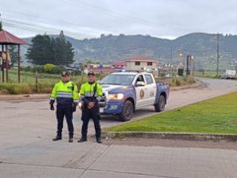 Vigilantes de la CTE supervisan el tránsito en las vías estatales del Azuay, algunas de ellas con paso parcial, este 22 de septiembre.